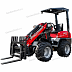 Красный Kubota с вилами на белом фоне